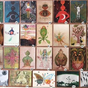Könnte beinhalten: Eine Collage aus 17 kleinen, rechteckigen Karten mit verschiedenen Illustrationen. Die Karten sind in einem Raster auf einem braunen Hintergrund angeordnet. Die Illustrationen umfassen eine Vielzahl von Themen, wie z. B. Natur, Tiere und Menschen. Die Karten sind alle handgemalt und haben einen skurrilen, volkstümlichen Stil.