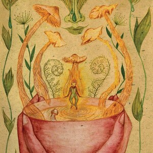 Op de afbeelding: Een aquarel schilderij van een fantastische scène met een kleine, groene fee die in een gouden plas water staat in een grote, roze, handvormige beker. De beker is omringd door gestileerde paddenstoelen en groene bladeren.