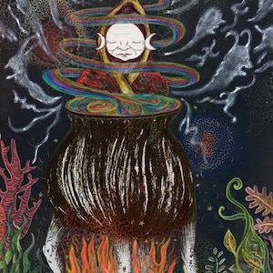 Op de afbeelding: Een kleurrijke illustratie van een persoon met een wit gezicht en rode kleding die in een grote zwarte ketel staat. De ketel staat in brand en is omgeven door wervelende rook en sterren. De persoon is omgeven door een regenboogkleurige aura.