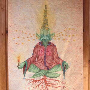 Op de afbeelding: Een groene, humanoïde figuur met een gele bloemenkroon zit in meditatieve houding met rode wortels die zich uitstrekken vanaf de basis. De figuur draagt een rode mantel met een gestileerde afbeelding van longen. Het kunstwerk is onderaan links gesigneerd met "Dikaiia Art".