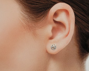 Boucles d’oreilles Sterling Silver Stud Forme ronde organique avec des trous percés au hasard. Petit Minimaliste Élégant Beau Cadeau Parfait 925 Argent