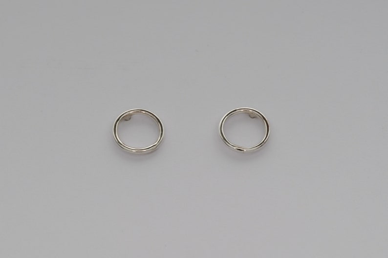 Zilveren cirkel Oorknopjes 925 design oorbellen Gepolijst Elegant, Minimalist Perfect Cadeau Prachtige zilver oorstekers afbeelding 9