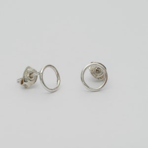 Zilveren cirkel Oorknopjes 925 design oorbellen Gepolijst Elegant, Minimalist Perfect Cadeau Prachtige zilver oorstekers afbeelding 1