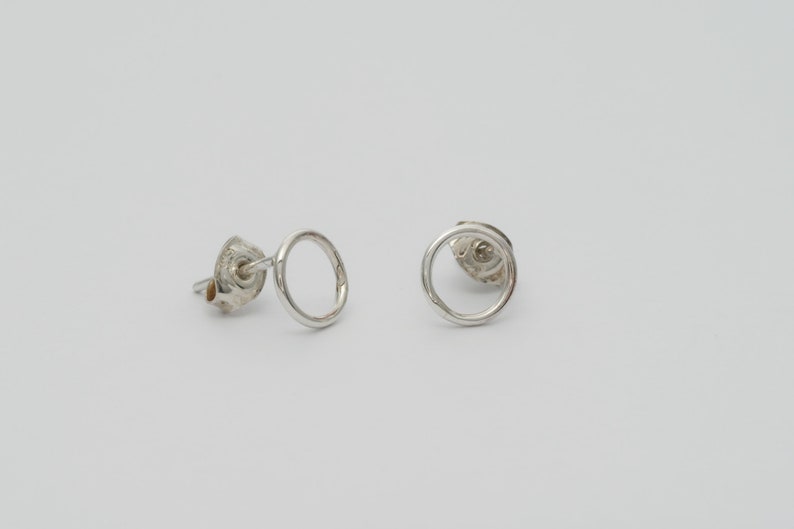 Zilveren cirkel Oorknopjes 925 design oorbellen Gepolijst Elegant, Minimalist Perfect Cadeau Prachtige zilver oorstekers afbeelding 1