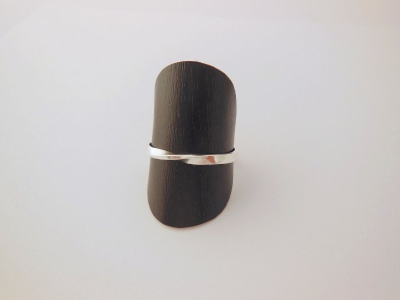 Zilver Stapelbaar ring Mobius Band 2mm x 1mm Gepolijst Minimalist ring Hoge glans Mix & Match Perfect Cadeau Gepolijst Stapelring Voor haar afbeelding 1