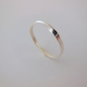 Zilver Stapelbaar ring Mobius Band 2mm x 1mm Gepolijst Minimalist ring Hoge glans Mix & Match Perfect Cadeau Gepolijst Stapelring Voor haar afbeelding 2