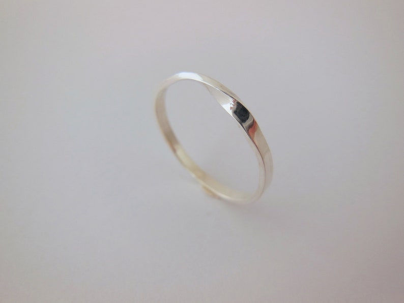 Zilver Stapelbaar ring Mobius Band 2mm x 1mm Gepolijst Minimalist ring Hoge glans Mix & Match Perfect Cadeau Gepolijst Stapelring Voor haar afbeelding 2