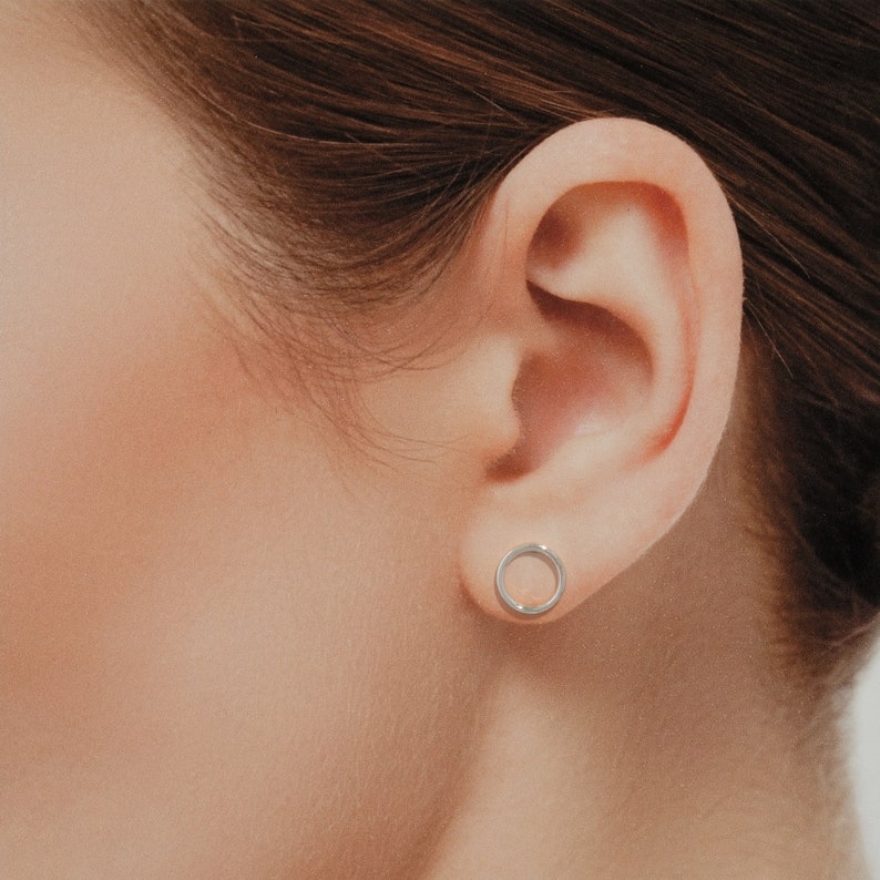 Zilveren cirkel Oorknopjes 925 design oorbellen Gepolijst Elegant, Minimalist Perfect Cadeau Prachtige zilver oorstekers afbeelding 2