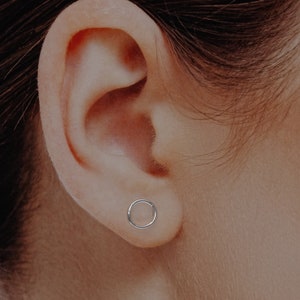 Zilveren cirkel Oorknopjes 925 design oorbellen Gepolijst Elegant, Minimalist Perfect Cadeau Prachtige zilver oorstekers afbeelding 5