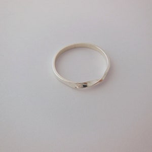 Zilver Stapelbaar ring Mobius Band 2mm x 1mm Gepolijst Minimalist ring Hoge glans Mix & Match Perfect Cadeau Gepolijst Stapelring Voor haar afbeelding 4