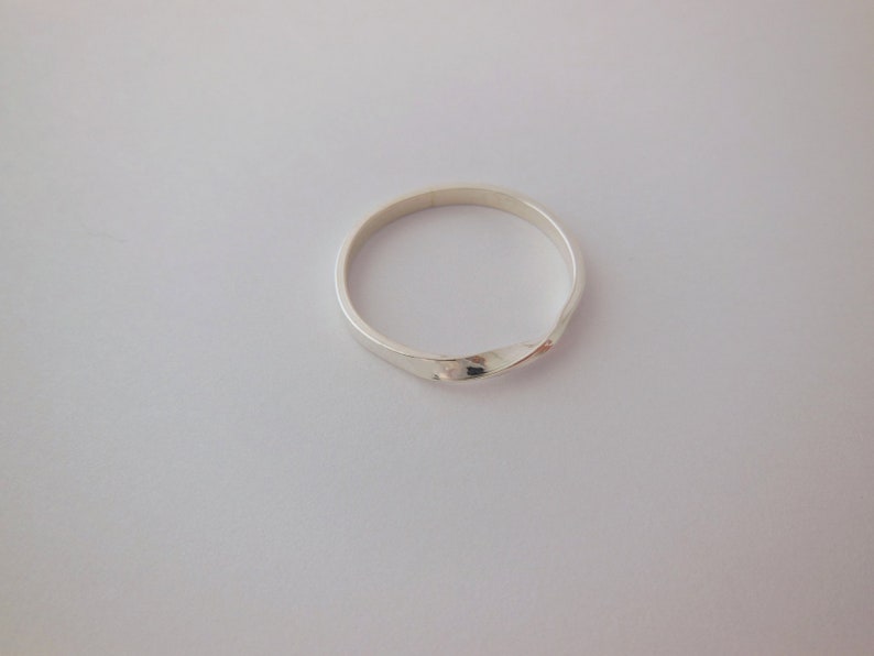 Zilver Stapelbaar ring Mobius Band 2mm x 1mm Gepolijst Minimalist ring Hoge glans Mix & Match Perfect Cadeau Gepolijst Stapelring Voor haar afbeelding 4