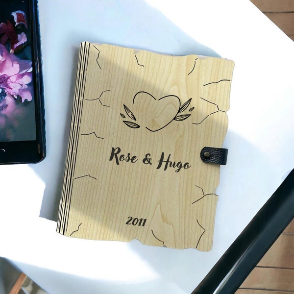 Carnet en Bois Personnalisé avec Noms - Carnet Mémoire - Cadeau Spécial pour Amoureux - Album Photo Personnalisé - Noms et Signe Cœur