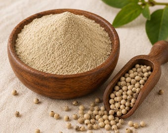 Pimienta blanca en polvo / Piper nigrum / Especia recién molida para cocinar