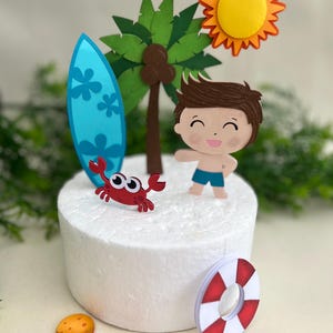 Könnte beinhalten: Ein Kuchentopper-Set mit einem Jungen in blauen Badehosen, einem Surfbrett, einer Palme, einer Sonne, einem Krebs, einem Rettungsring, einer Qualle und einem Fisch. Das Kuchentopper-Set ist aus Papier und perfekt für eine Strandparty zum Geburtstag.