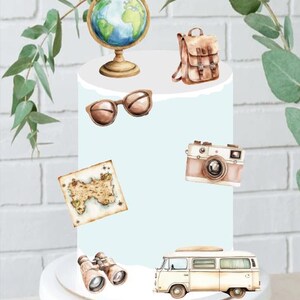 Può includere: Illustrazione ad acquerello di oggetti a tema viaggio: un mappamondo, occhiali da sole, zaino, mappa, macchina fotografica, binocolo e un furgone vintage. Gli oggetti sono disposti su uno sfondo azzurro chiaro, evocando l'esplorazione e l'avventura.