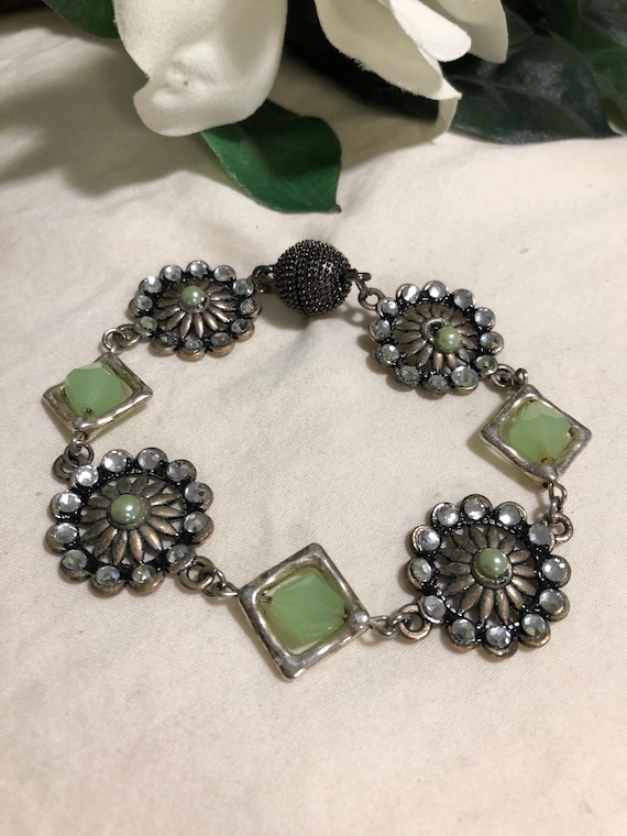 Green flowers and stones handmade bracelet