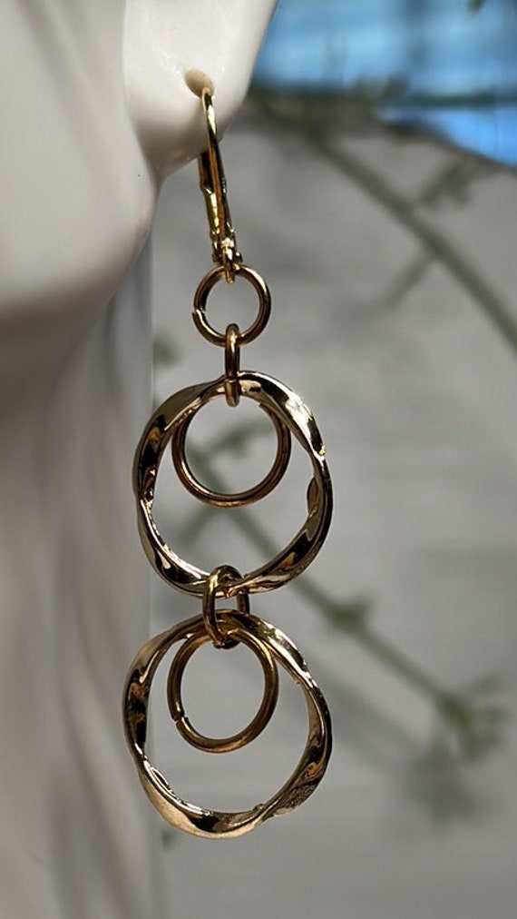 Gold circles dangle earrings