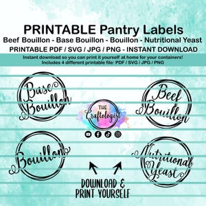 Op de afbeelding: Printbare voorraadkastlabels met Runderbouillon, Basisbouillon, Bouillon en Voedingsgist. De labels zijn cirkelvormig met elegant schrift. De tekst "Download & Print Yourself" is ook opgenomen.