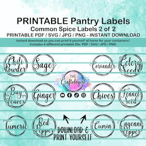 Puede incluir: Etiquetas imprimibles para despensa con nombres de especias comunes en un diseño circular. Las etiquetas incluyen "Chili Powder", "Sage", "Coriander", "Celery Seeds", "Bay Leaves", "Ginger", "Chives", "Fennel Seed", "Tumeric", "Red Pepper", "Cumin" y "Cayenne Pepper".