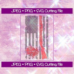 Può includere: Un design di bandiera americana usurato con un fucile rosso e un tacchino di fronte. Il testo "Crafty By Day Designs" è sul fucile.