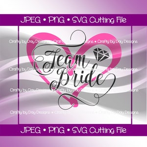 Könnte beinhalten: Ein pinkfarbenes Herz mit einem Diamanten darin und dem Text "Team Bride" in schwarzer Kursivschrift. Das Bild ist auf einem weißen Hintergrund mit einem rosa und weißen Farbverlauf.