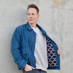 Peut inclure: Une veste en jean bleu avec une doublure &agrave; motifs. La veste a une fermeture &eacute;clair et deux poches.