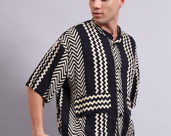 Camicia da uomo oversize in viscosa bianca e nera con motivo grafico.