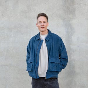 Peut inclure: Une veste en velours c&ocirc;tel&eacute; bleu avec une fermeture &eacute;clair et deux grandes poches. La veste a une coupe d&eacute;contract&eacute;e et un style d&eacute;contract&eacute;.