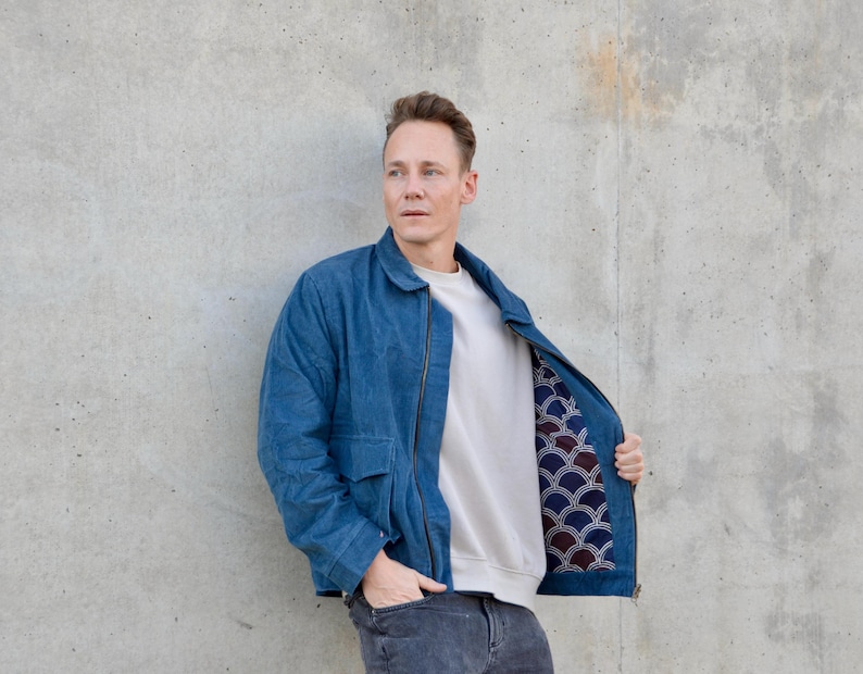 Peut inclure: Une veste en jean bleu avec une doublure &agrave; motifs. La veste a une fermeture &eacute;clair et deux poches.