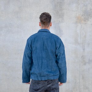 Peut inclure: Une veste en jean bleu avec une fermeture &eacute;clair et un col montant.