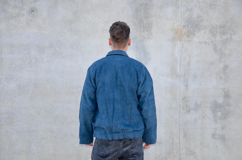Peut inclure: Une veste en jean bleu avec une fermeture &eacute;clair et un col montant.