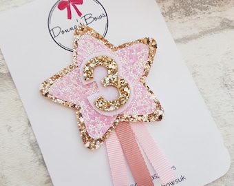 Insigne d'anniversaire scintillant en or rose : rosace de fête pour filles