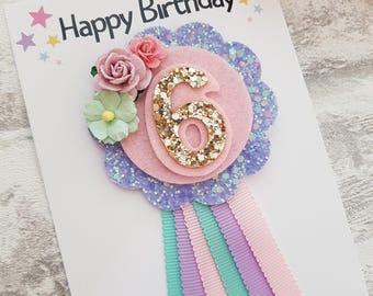 Insigne d'anniversaire coloré, insigne d'anniversaire pour fille, épinglette d'anniversaire, insigne arc-en-ciel pour fille, rosette d'anniversaire pour fille, insignes d'anniversaire, insigne à épingle