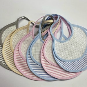 Peut inclure: Un ensemble de huit bavoirs pour bébé de différentes couleurs et motifs rayés. Les bavoirs sont faits d'un matériau doux et absorbant et ont une forme arrondie.