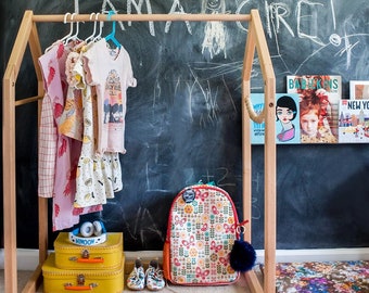 Porte-vêtements en bois avec perles en bois, Meubles pour enfants modernes, Porte-vêtements en forme de maison, Cintre moderne