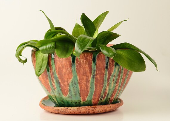 Rustic tripod ceramic flower pot; Handmade stoneware ceramic planter with drainage hole and saucer tray