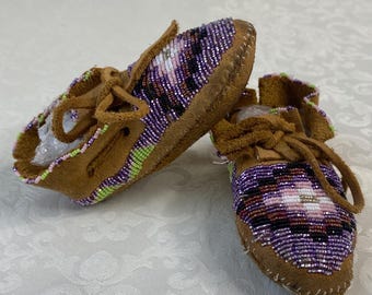 Vollständig perlenbestickte Baby Mokassins - Handgemachtes indianisches Powwow Regalia