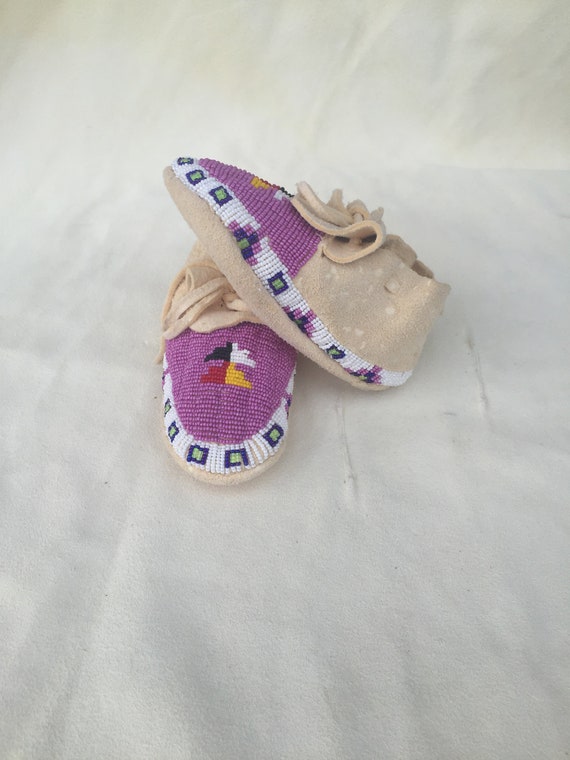 Pour enfants Design blanc violet perlé mocassins - perlage Sioux Lakota fait à la main authentique | Nouvelle Arrivée
Pour enfants Design blanc violet perlé mocassins - perlage perlage perlage Sioux Lakota fait à la main authentique | Nouvelle Arrivée
dad684