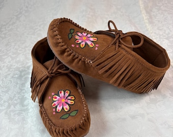 Mocasines de cuero con motivos florales pintados - Arte nativo americano