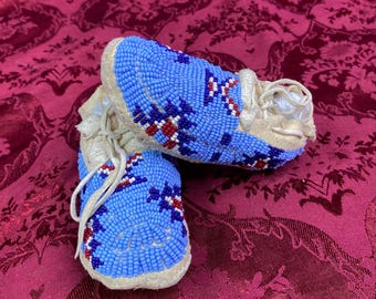 Blaue Perlen Baby Mokassins - Handgemachte indianische Powwow Regalia