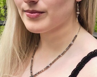Conjunto de collar y pendientes de labradorita de fuego azul con piedra lunar arcoíris y plata de ley.