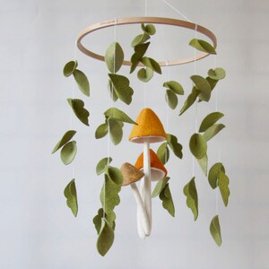 Mushroom mobile Baby mobile Woodland mobile Mushroom nursery Mobile nursery zdjęcie 4