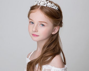girl in tiara