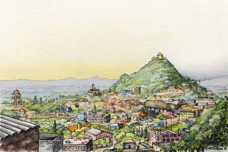 Pu&ograve; includere: Un dipinto ad acquerello di un paesaggio urbano con una collina sullo sfondo. La collina &egrave; ricoperta di alberi verdi e ha un piccolo edificio in cima. La citt&agrave; &egrave; composta da molti piccoli edifici, alcuni dei quali sono rossi, gialli e blu. Il cielo &egrave; di un colore azzurro chiaro.