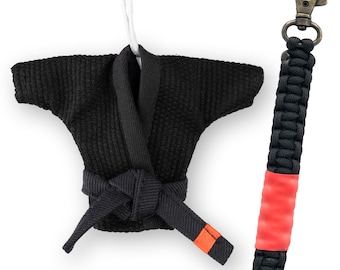 BJJ Gi Ornament & Paracord Jiu Jitsu Riem Sleutelhanger: 2 items BJJ Zwarte Band Cadeau voor Mannen en Vrouwen, Verjaardags-/Promotiecoach Cadeaus