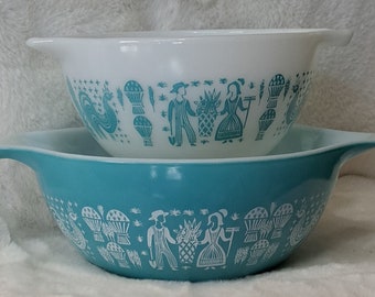 Vintage Pyrex Butterprint 441 and 442 Cinderella Bowls in excellent condition. MCM mixing bowls, "amish" farmer and wife, turquoise & white.