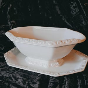Vintage Rosenthal Maria Gravy Boat circa 1960s in excellent vintage condition with drip plate.