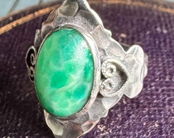 Anillo antiguo de plata, circa 1900, del movimiento Arts and Crafts estadounidense, de plata martillada.