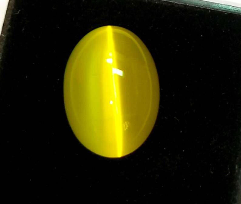 28 Cts Natural Yellow Color Oval Shape Cabochon Cats Eye Gemstone