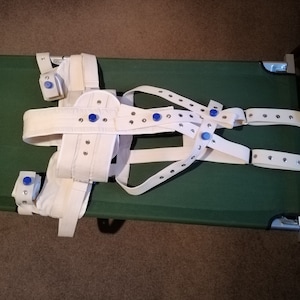 Kit de sujeción de cama Segufix de 34 puntos para cabeza, hombros, cintura, entrepierna, muñeca, brazo y parte superior del brazo, tobillo, muslo y abdomen.